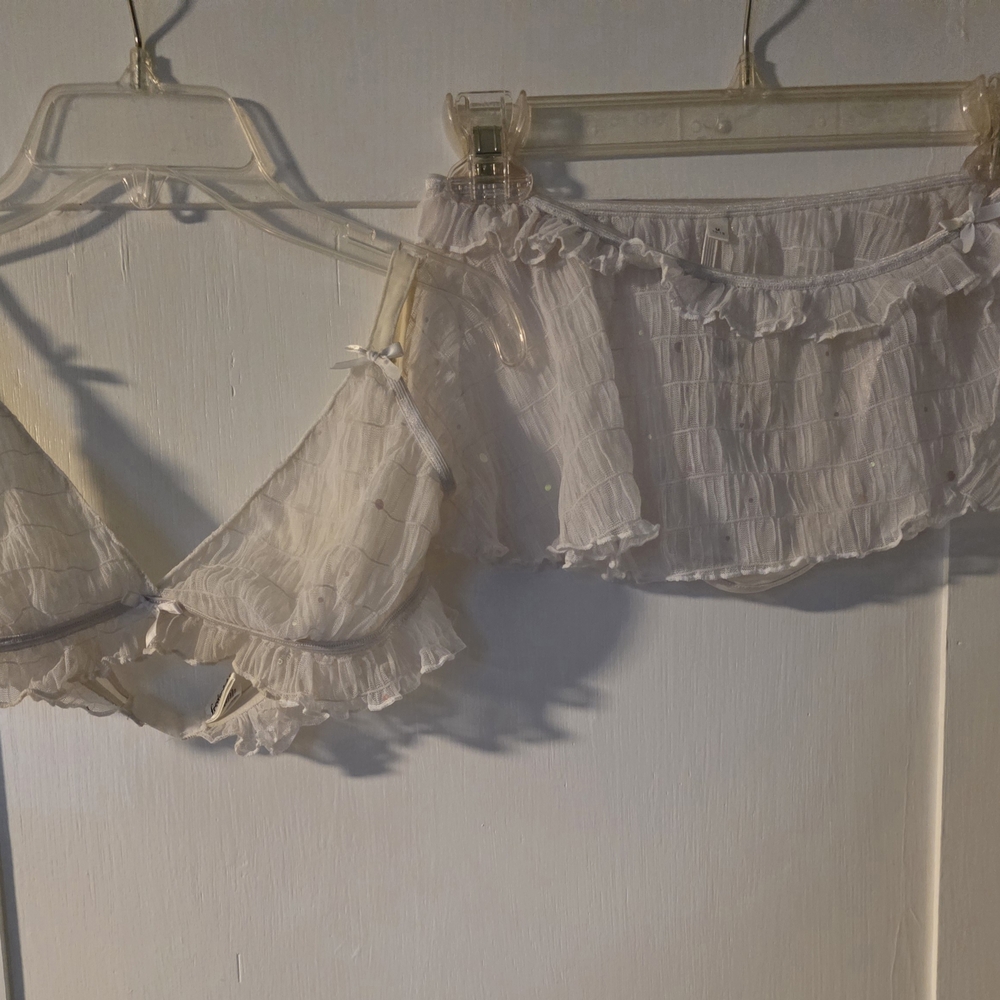 NWOT Fredericks Of Hollywood White Ruffled Intimate Set Bra And Skurted Thong